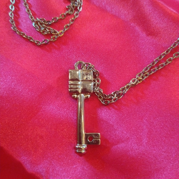 Luminess by Princess key necklace - Picture 5 of 9